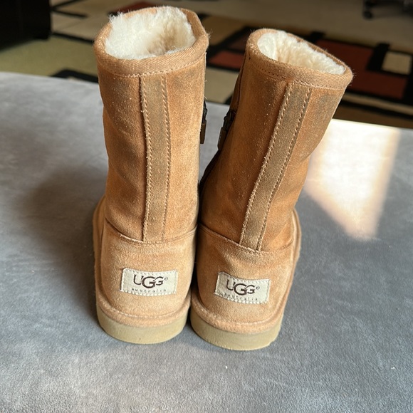 UGG mid length tan boot with zipper on side youth size 13 - Picture 3 of 5